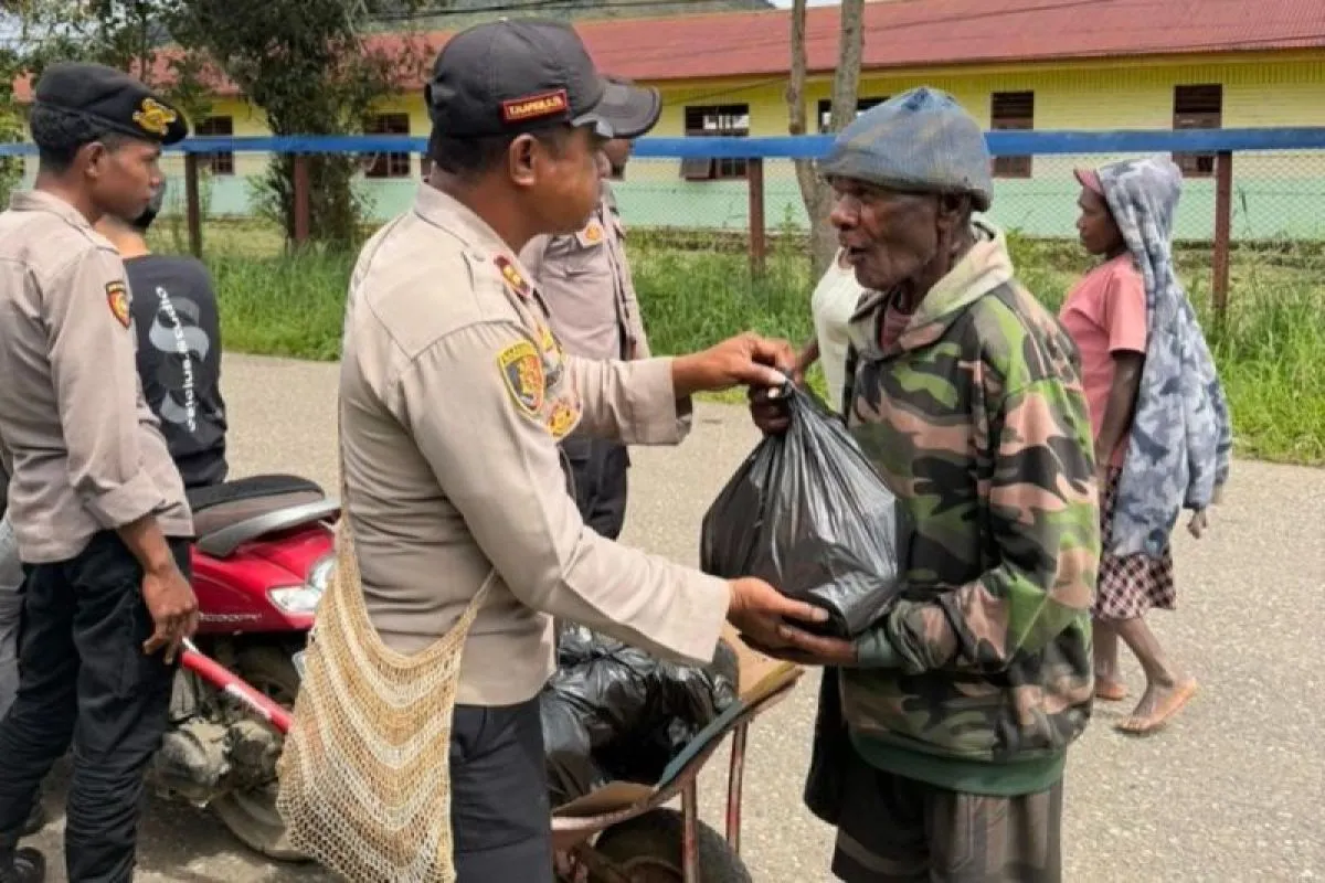 Tingkatkan Kepercayaan Masyarakat, Polda Papua Tengah Salurkan Sembako di Dogiyai