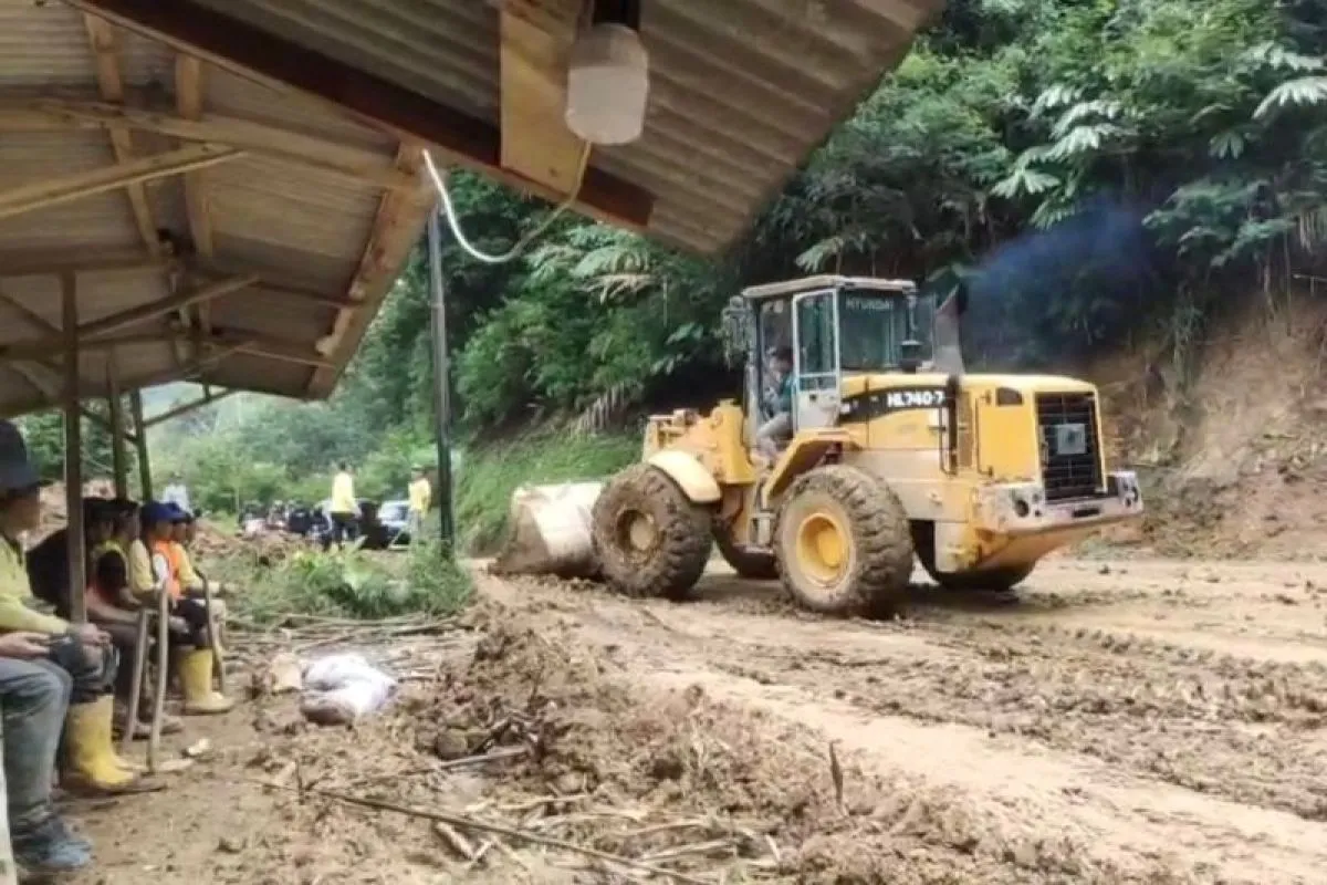 Material Longsor Dibersihkan, Jalur Gunung Gelap Garut Kembali Dibuka