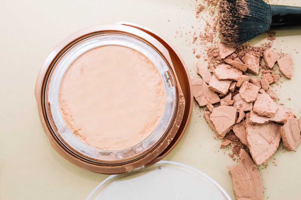 Tips Memilih Bedak Padat agar Makeup Awet Seharian, Simpel Banget!