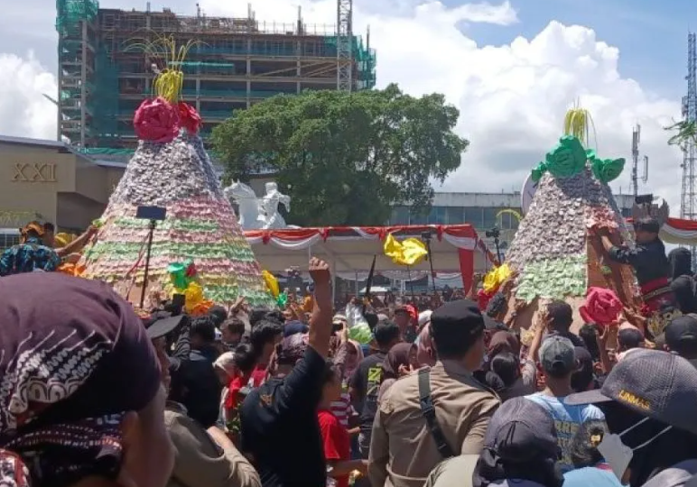 Ribuan Warga Meriahkan Gerebek Getuk di Alun-Alun Magelang, 17 Kelurahan Bawa Gunungan