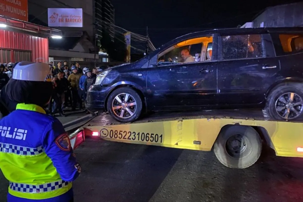 Mobil Oleng Tabrak Warung di Garut, Satu Pedagang Tewas