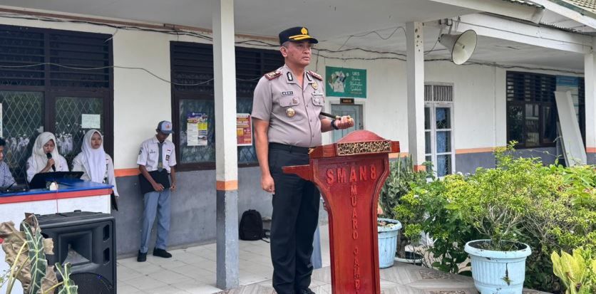Pimpin Upacara di Sekolah, Kapolres Muaro Jambi Tekankan Pentingnya Disiplin dan Sadar Hukum