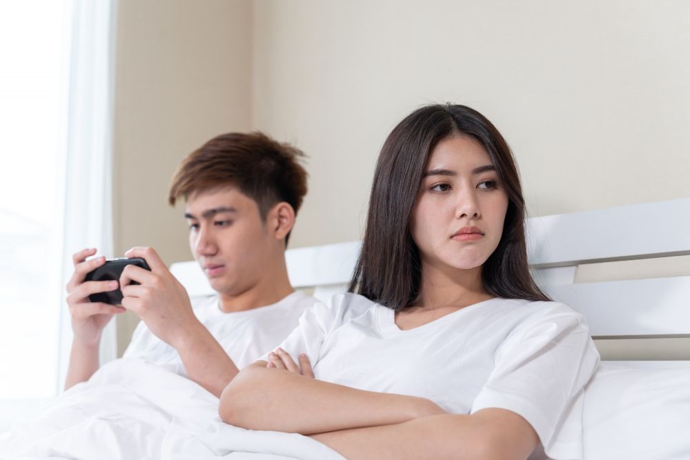 Apa Itu Micro Cheating? Ini Tanda-tanda Selingkuh Halus yang Sering Diabaikan