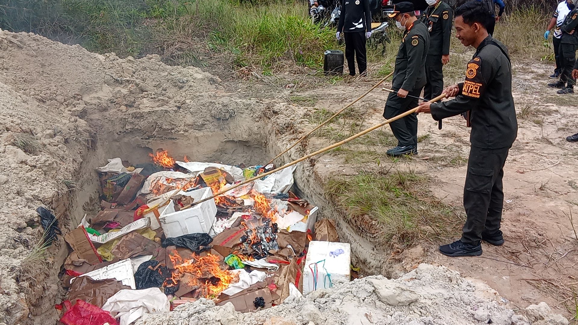 Karantina Perketat Pintu Masuk, 1,7 Ton Media Pembawa Ilegal Dimusnahkan
