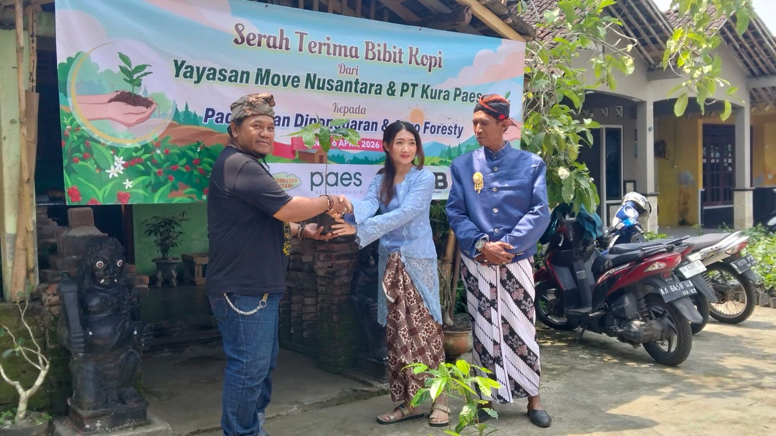 Ribuan Bibit Kopi dari Gunung Welirang & Semeru Dibagikan ke Petani Borobudur