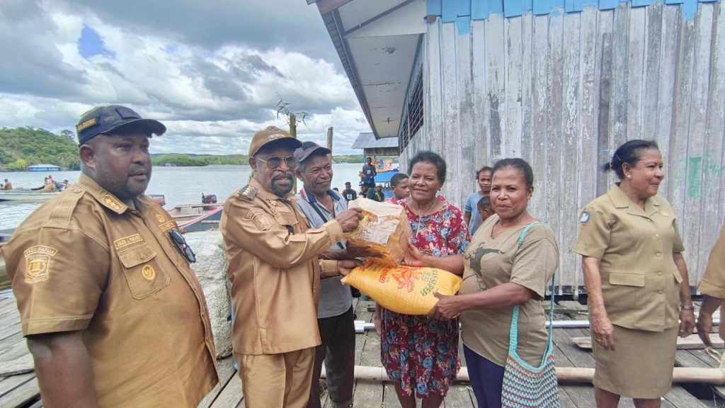 Pemkab Jayapura Salurkan 30 Ton Beras Untuk Warga Terdampak Luapan Danau Sentani