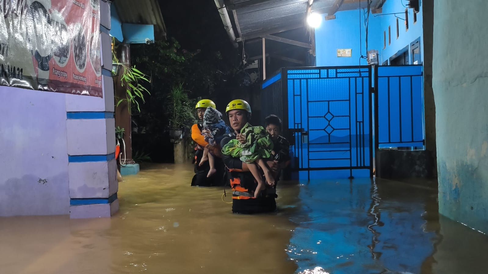 Basarnas Lampung & Tim SAR Gabungan Evakuasi Ratusan Warga Terdampak Banjir di Bandar Lampung
