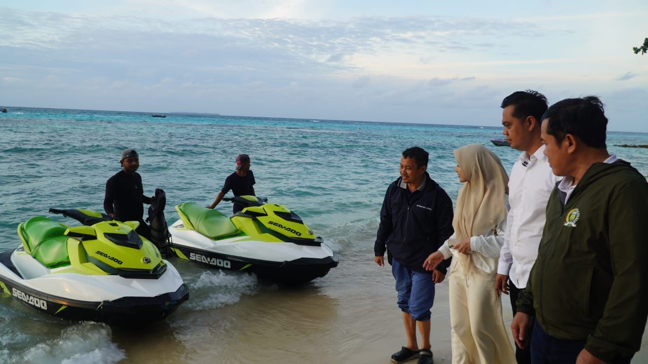 Pantai Tanjung Gelam Karimunjawa: Pasir Putih, Air Jernih, Sunset Epik, dan Serunya Jetski