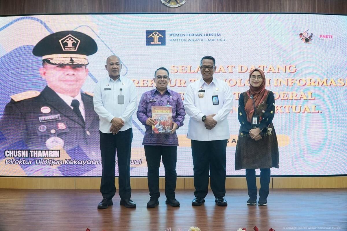 Kemenkum Maluku Serahkan Tabloid Tabaos 2026 ke Direktur TI DJKI