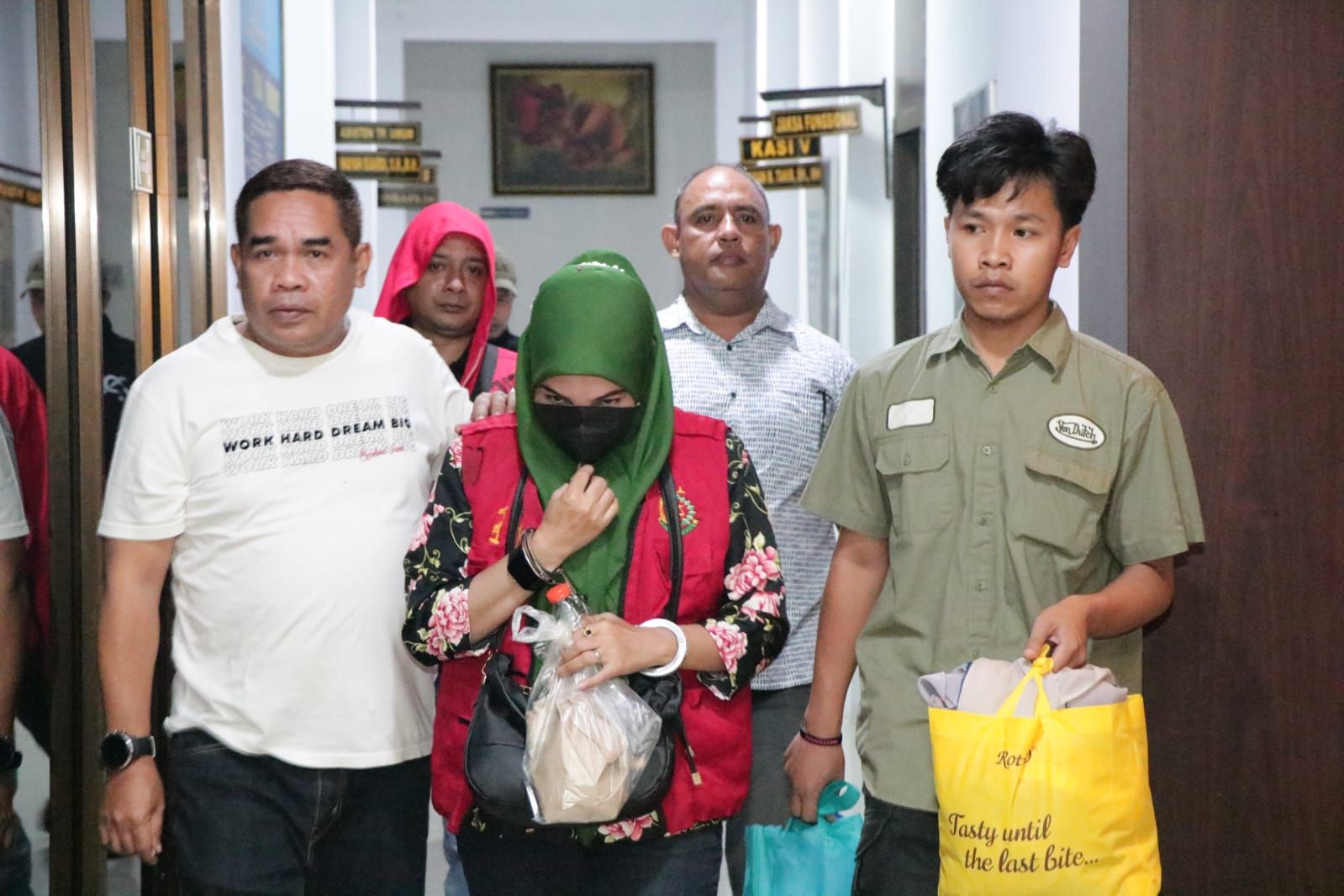 Wanita Buron Kasus Sabu di Ambon Ditangkap Saat Berjualan di Gerai Ponsel Pasar Mardika