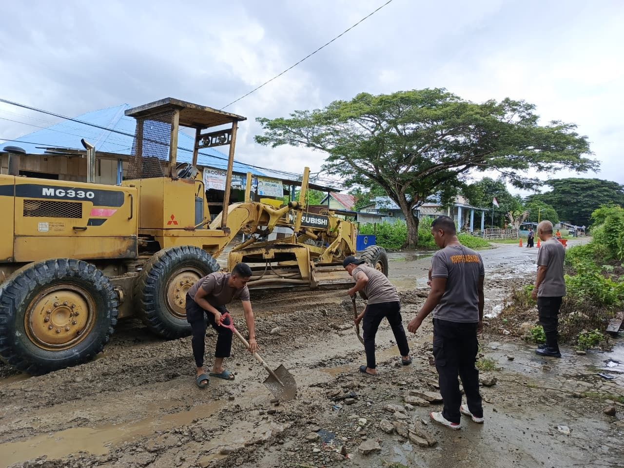 Respons Keluhan Warga, Kapolres Seram Bagian Timur Pimpin Perbaikan Jalan Rusak Desa Limumir