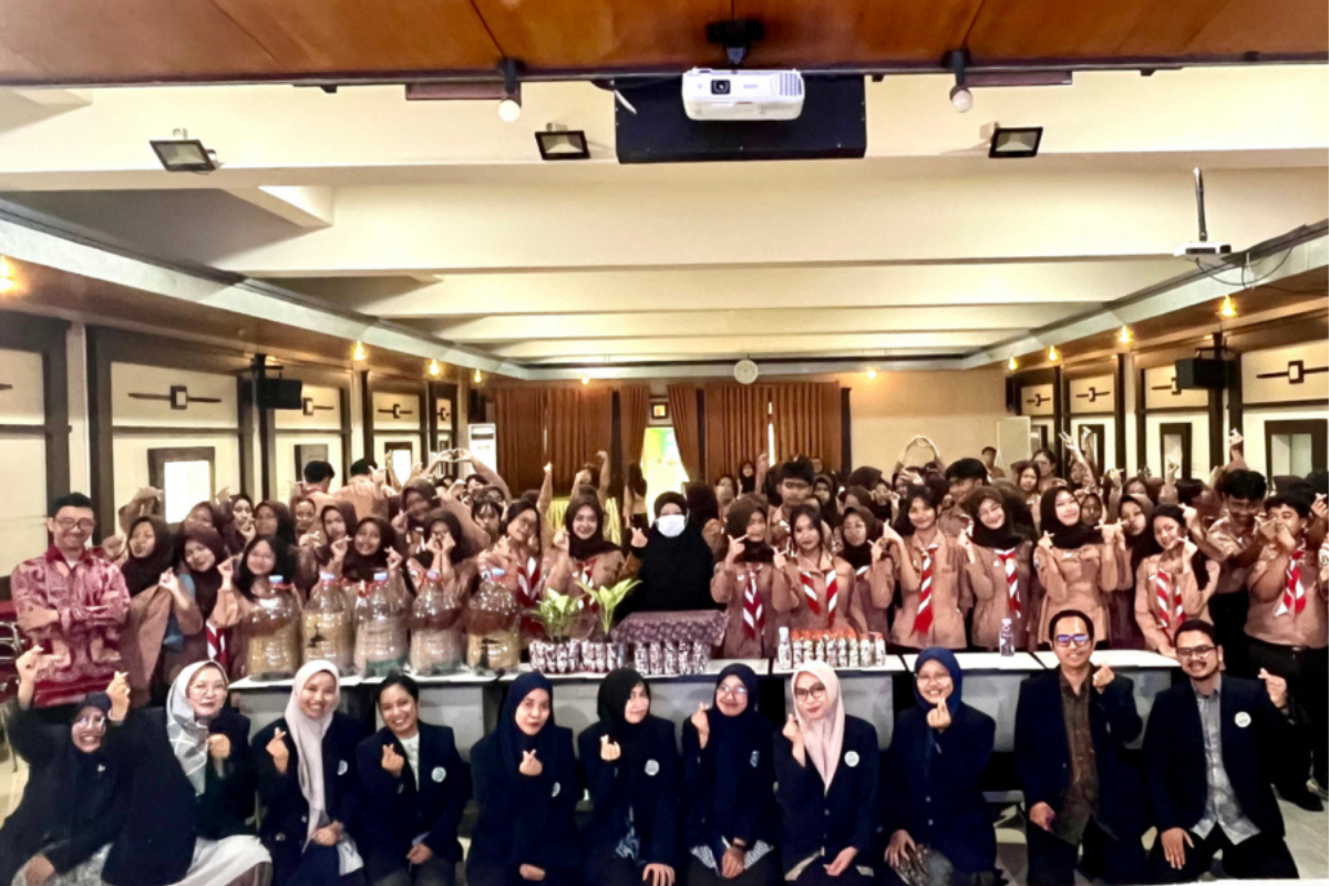 Mahasiswa UM Ajak Siswa SMK Peduli Lingkungan melalui Pelatihan Takakura dan Ecobrick