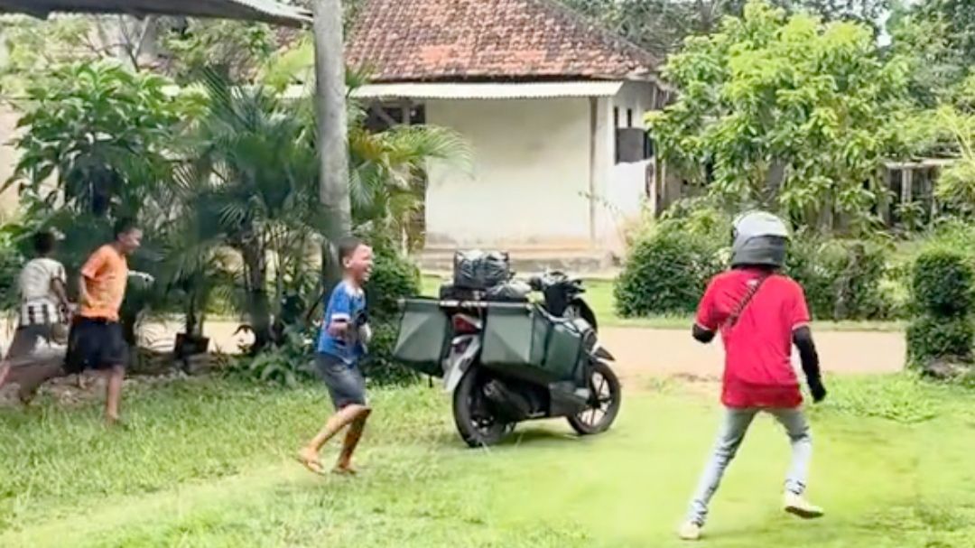 Kurir Ini Lupa Antar Paket karena Asyik Main dengan Anak-anak, Jadi Perbincangan di Medsos