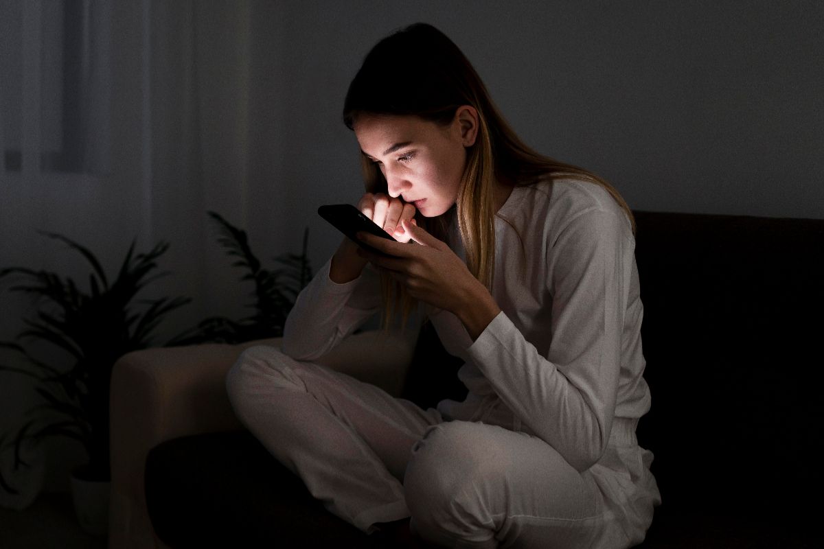 Studi: Wanita Lebih Sering Stalking Mantan di Medsos Meskipun Ngaku Sudah Move On
