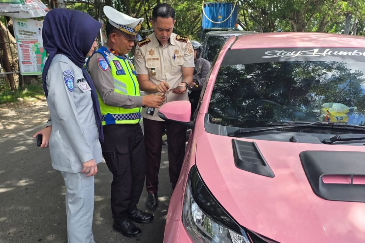 Satlantas Polres Bone Tertibkan Pajak Kendaraan di Jalan Poros Bone-Sinjai