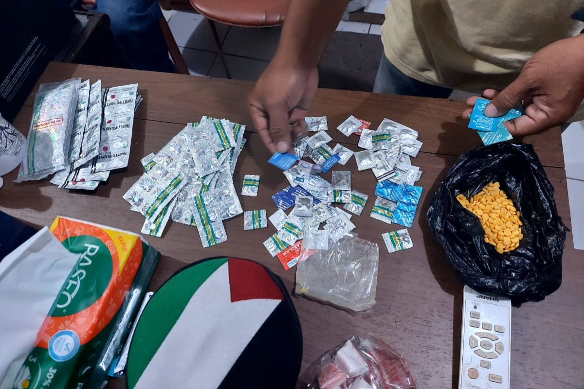 Respon Aduan 110, Polisi Ciduk Penjual Obat Terlarang Berkedok Toko Ikan Cupang di Gambir