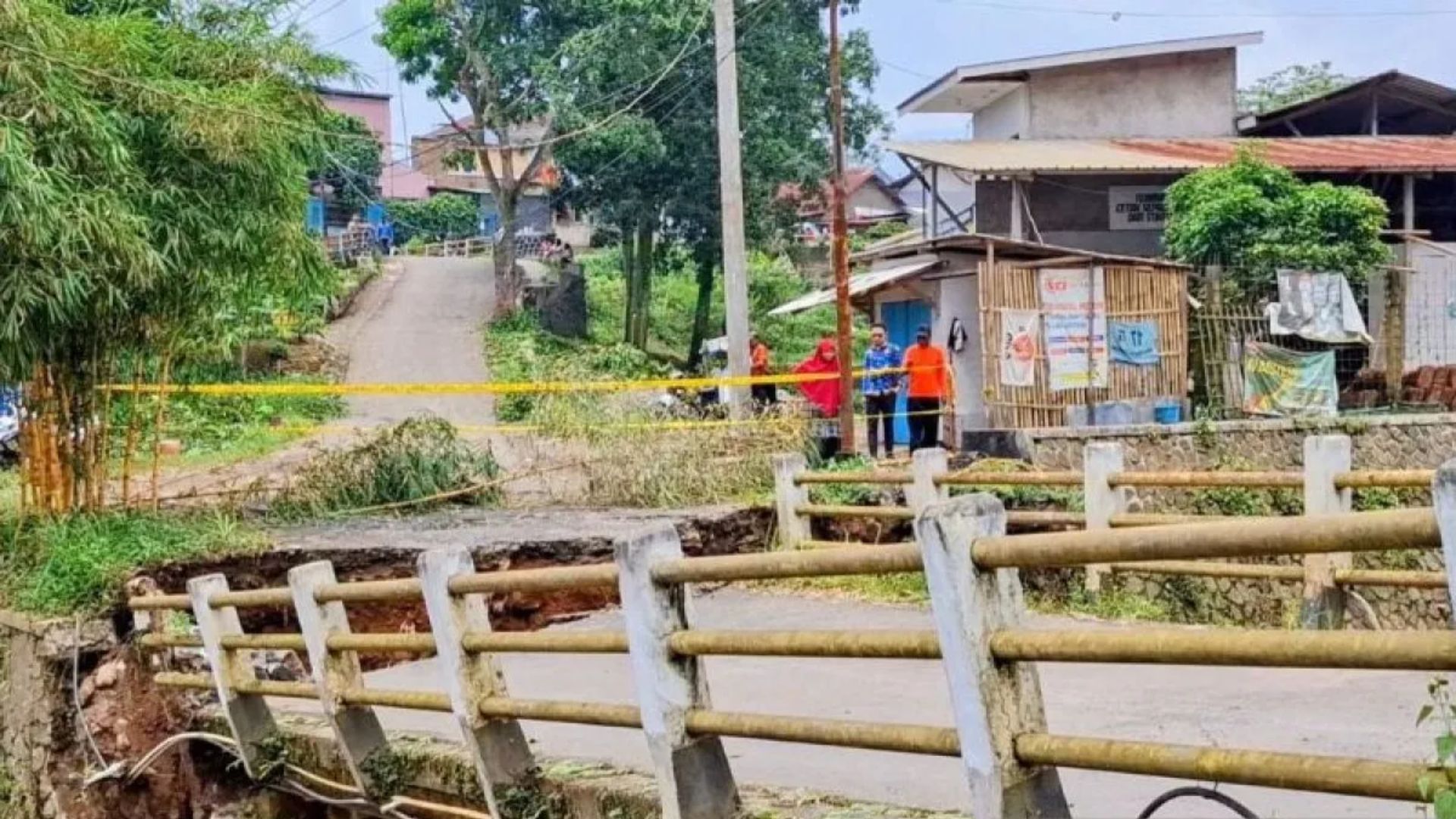 Akses Terputus, Pemkab Bandung Segera Pasang Jembatan Darurat di Ibun