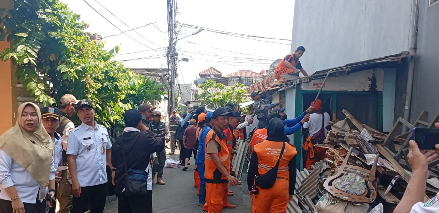 Tindak Lanjuti Laporan Warga, 80 Personel Gabungan Bongkar Bangunan Liar di Kelurahan Gedong Jaktim