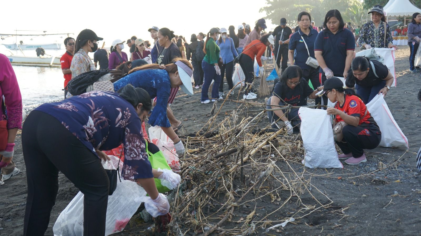 Semangat Kartini Hidup di Pantai Kubu Jati, Perempuan Buleleng Gelar Aksi Bersih Pantai