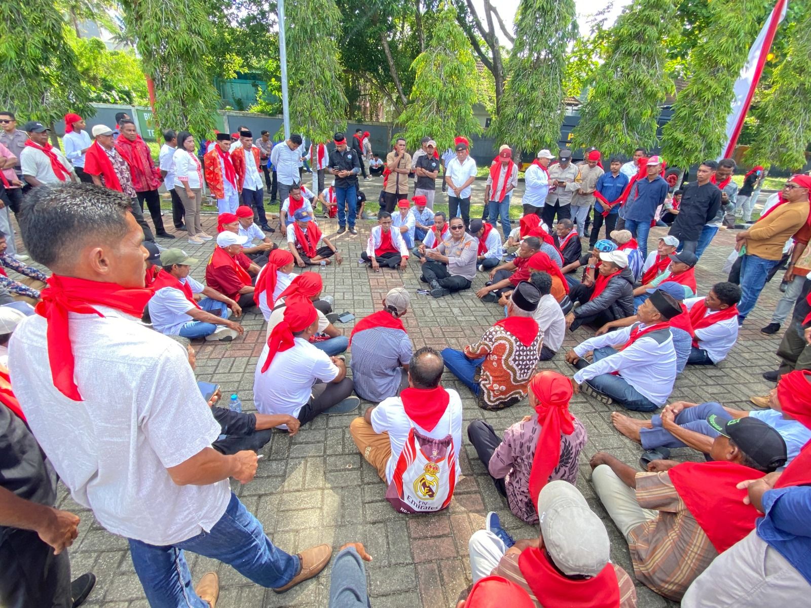 Duduk Bersila, Dir Binmas Polda Maluku Ajak Raja dan Tokoh Adat Leihitu Perkuat Peran Cegah Konflik