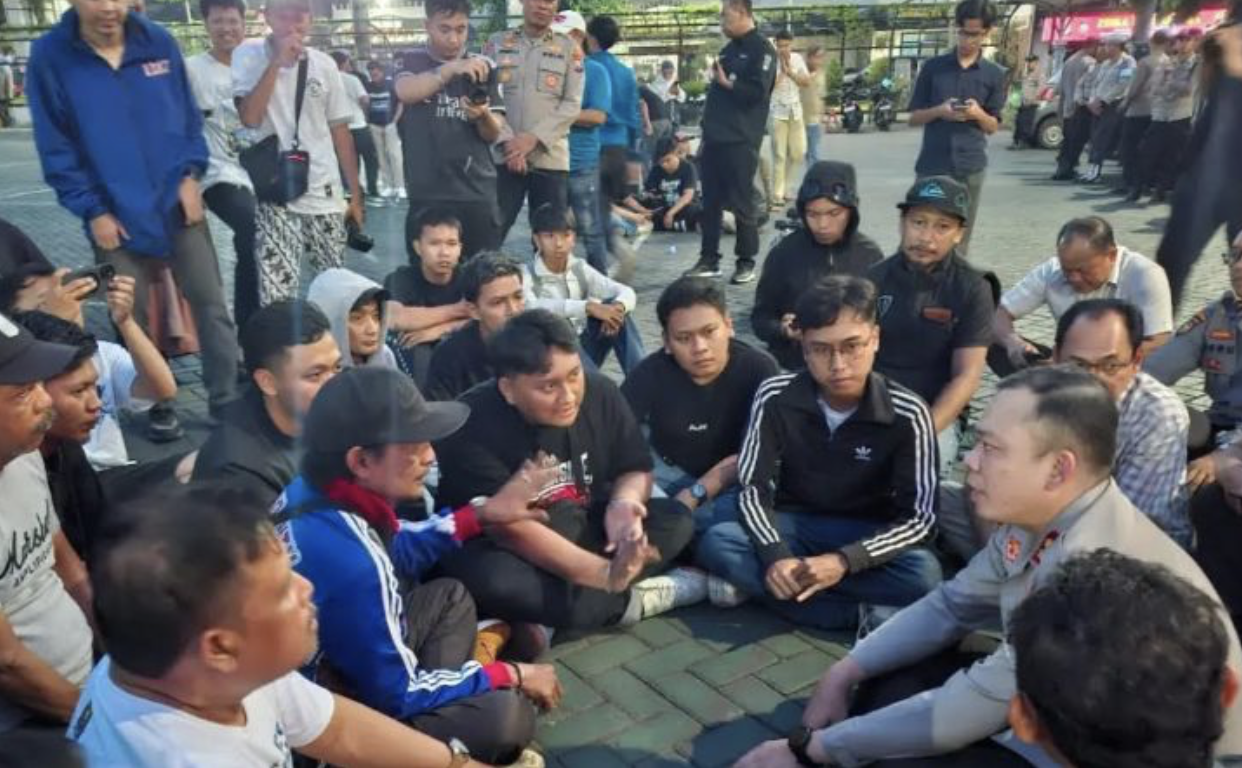 Aremania Bersatu Datangi Polres Malang. Suarakan Klarifikasi dan Desak Kepastian Laga Derby