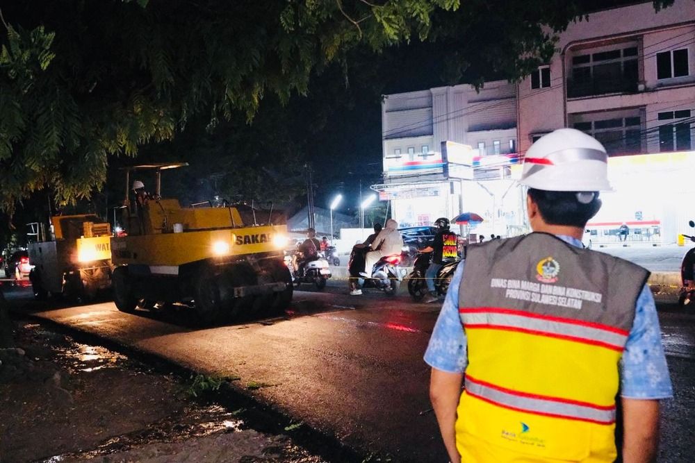 Pengaspalan Jalan Aroepala Makassar Dikebut Malam Hari untuk Atasi Keluhan Debu Warga