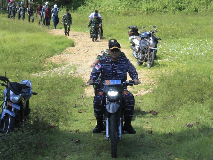 Tunggangi Motor Trail, Dankodaeral IX Tinjau Fasilitas dan Sapa Prajurit Lanal Aru