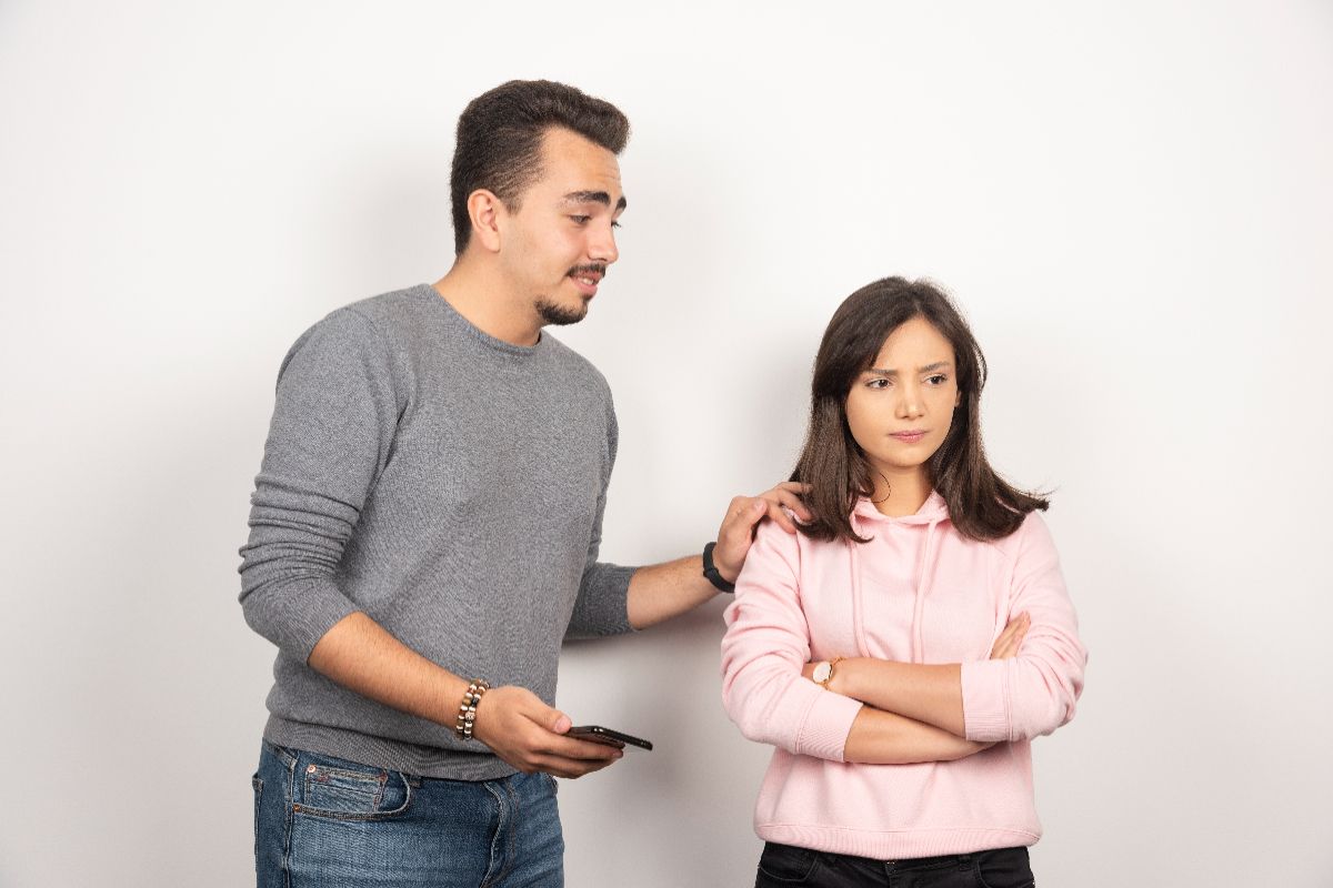 6 Cara Hadapi Pasangan Kekanak-Kanakan dengan Sikap Dewasa!