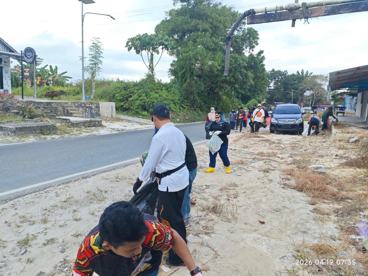 Jalan Santai dan Aksi Bersih Bahu Jalan Juata Krikil, Warga Diajak Lanjutkan Gerakan Gotong Royong