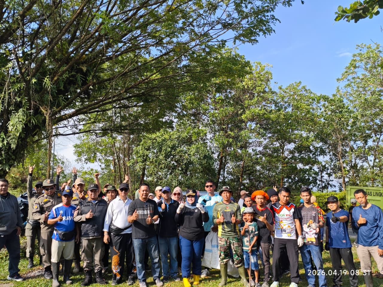 Jalan Santai dan Aksi Bersih Bahu Jalan Juata Krikil, Warga Diajak Lanjutkan Gerakan Gotong Royong