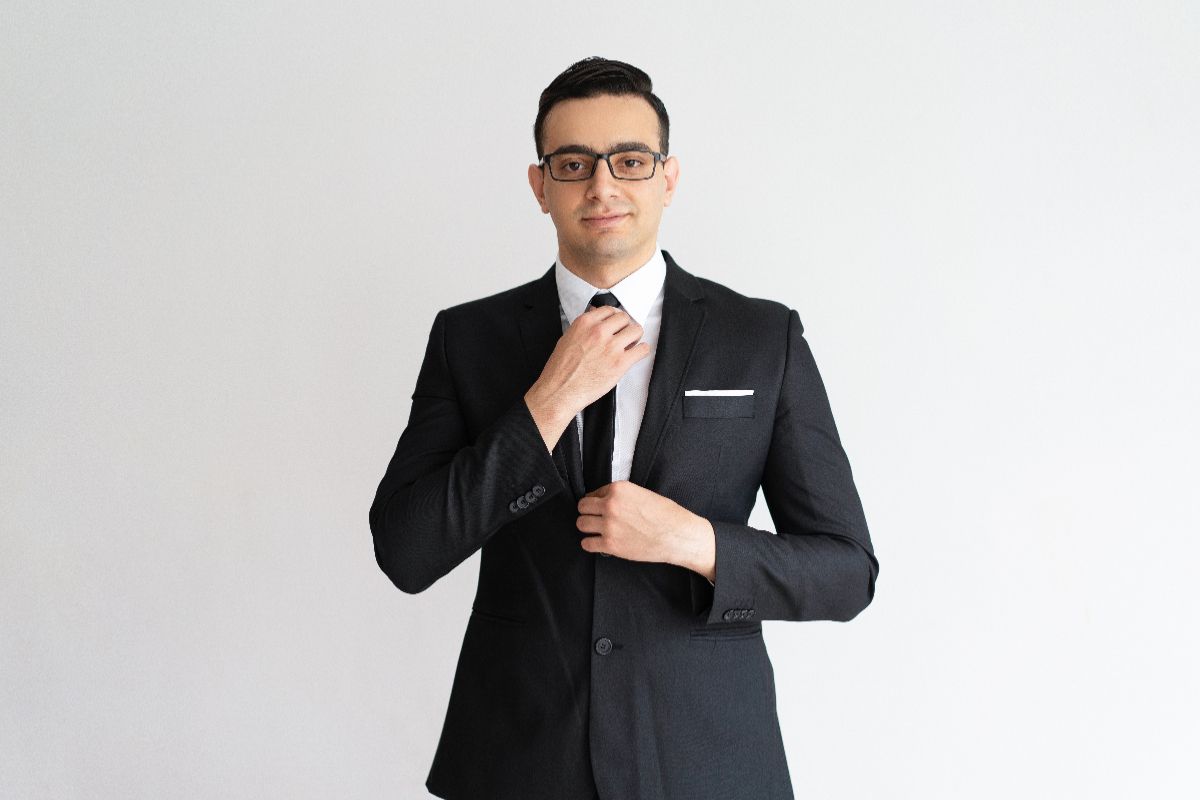 7 Cara Pakai Setelan Jas Biar Makin Classy, Pria Wajib Tahu!