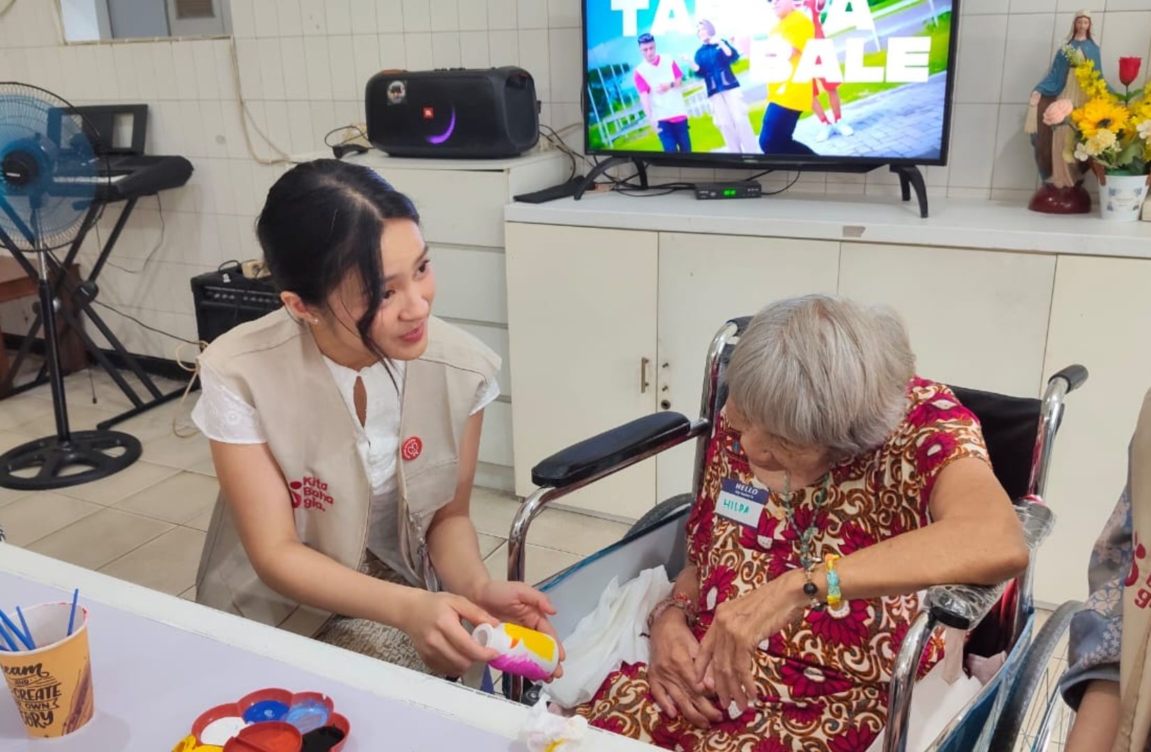 Rayakan Hari Kartini, Elsa Japasal Habiskan Akhir Pekan Bersama Oma-Oma di Panti Jompo