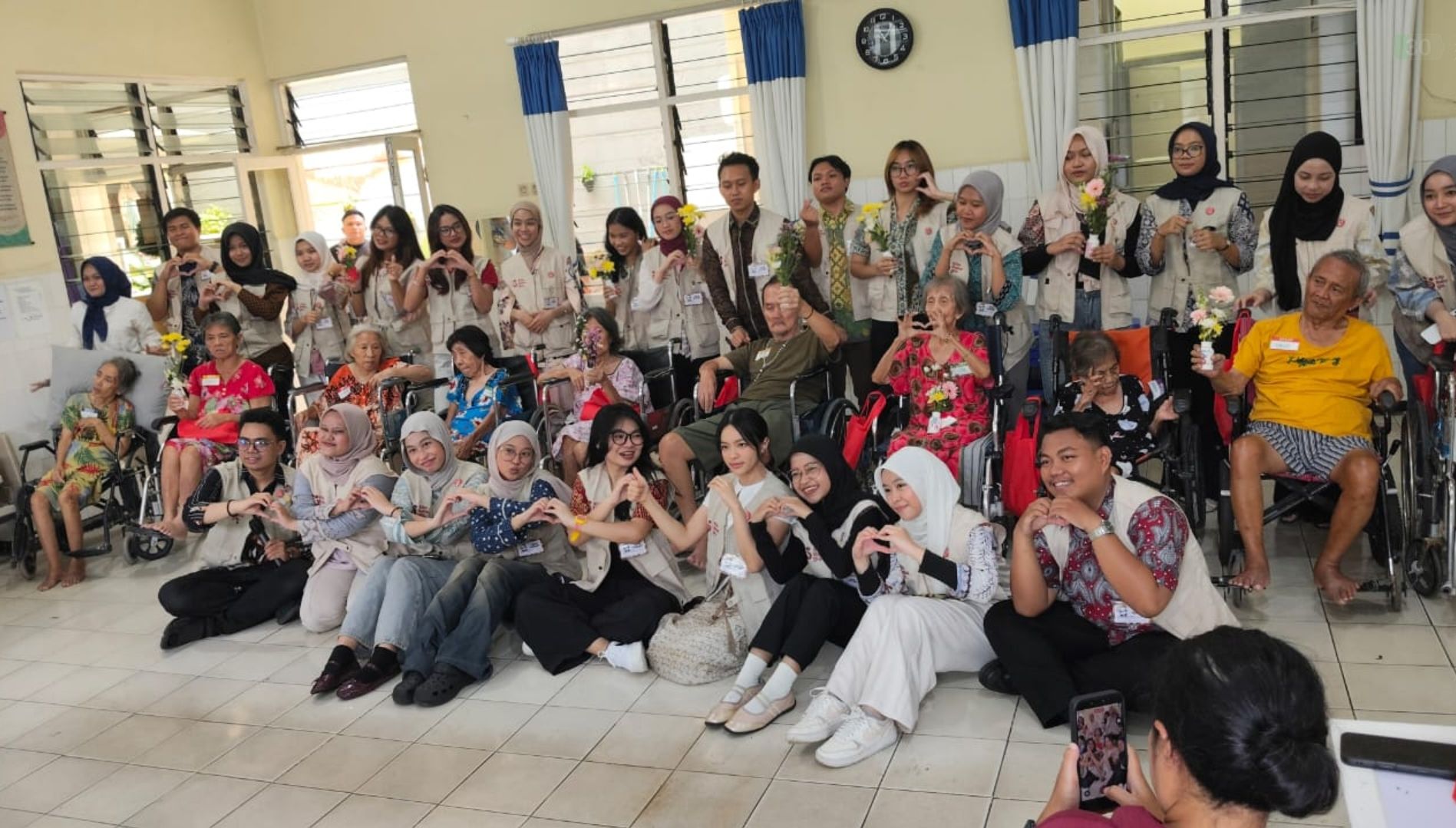 Rayakan Hari Kartini, Elsa Japasal Habiskan Akhir Pekan Bersama Oma-Oma di Panti Jompo