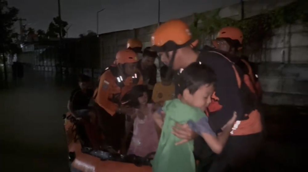 Tim SAR Pekanbaru Selamatkan Warga Terjebak Banjir Tengah Malam