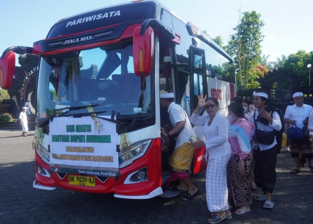 Dari Inisiatif Pribadi Jadi Program Daerah, Bus Gratis Bupati Jembrana Bantu Pemedek Tangkil