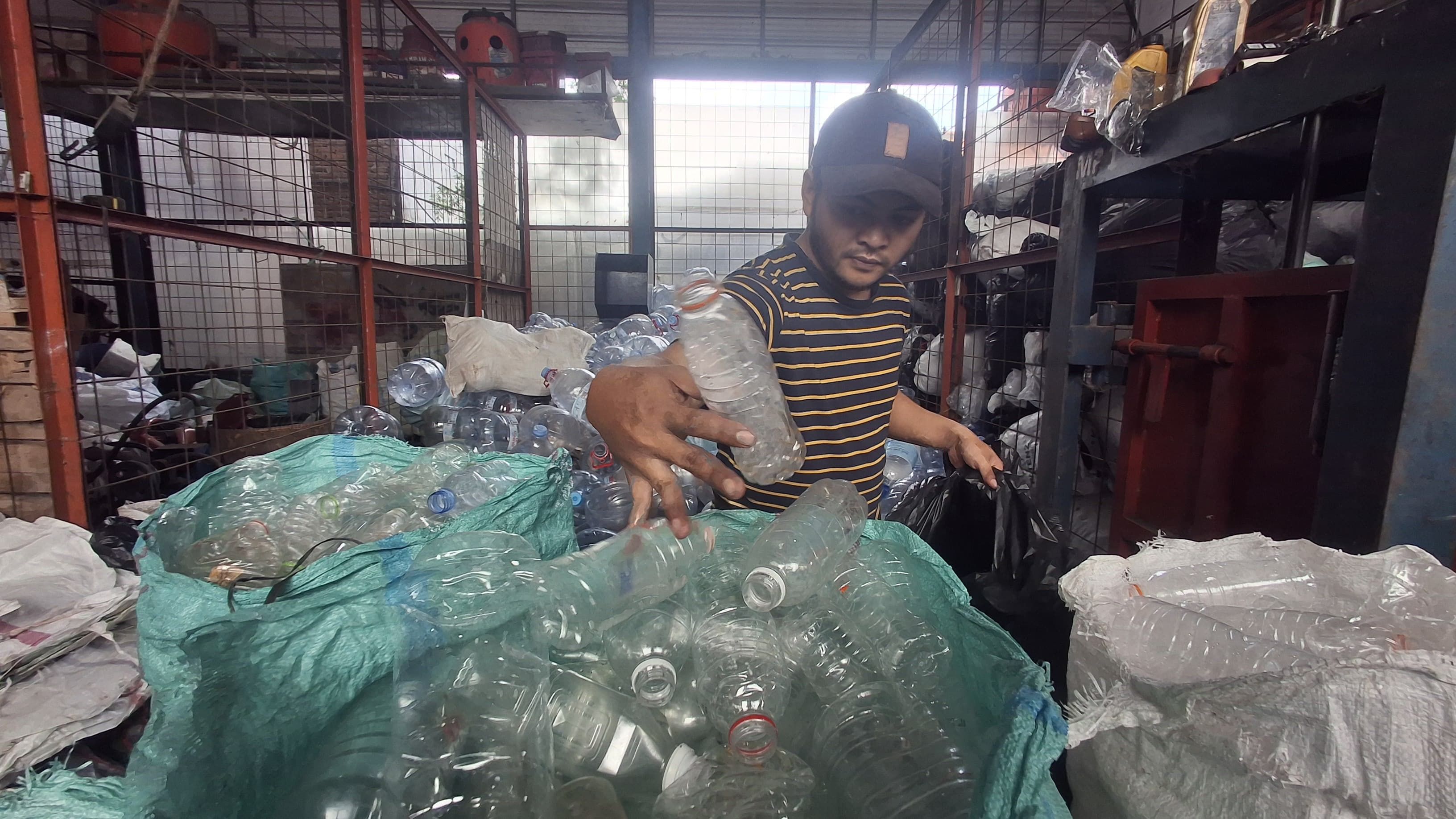 Harga Plastik Naik, Volume Setoran di Bank Sampah Cimahi Turun