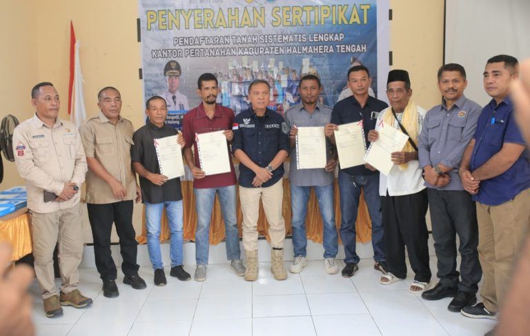 Pemda Halteng Serahkan 336 Sertifikat Tanah, Dorong Kepastian Hukum Warga