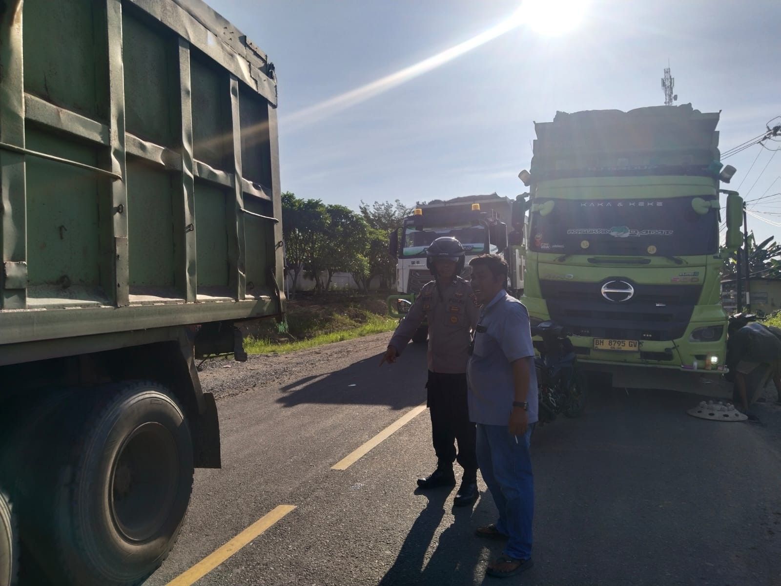 Lalu Lintas Depan RS Surya Khairuddin Tersendat Akibat Truk Mogok, Polisi Siaga di Lokasi