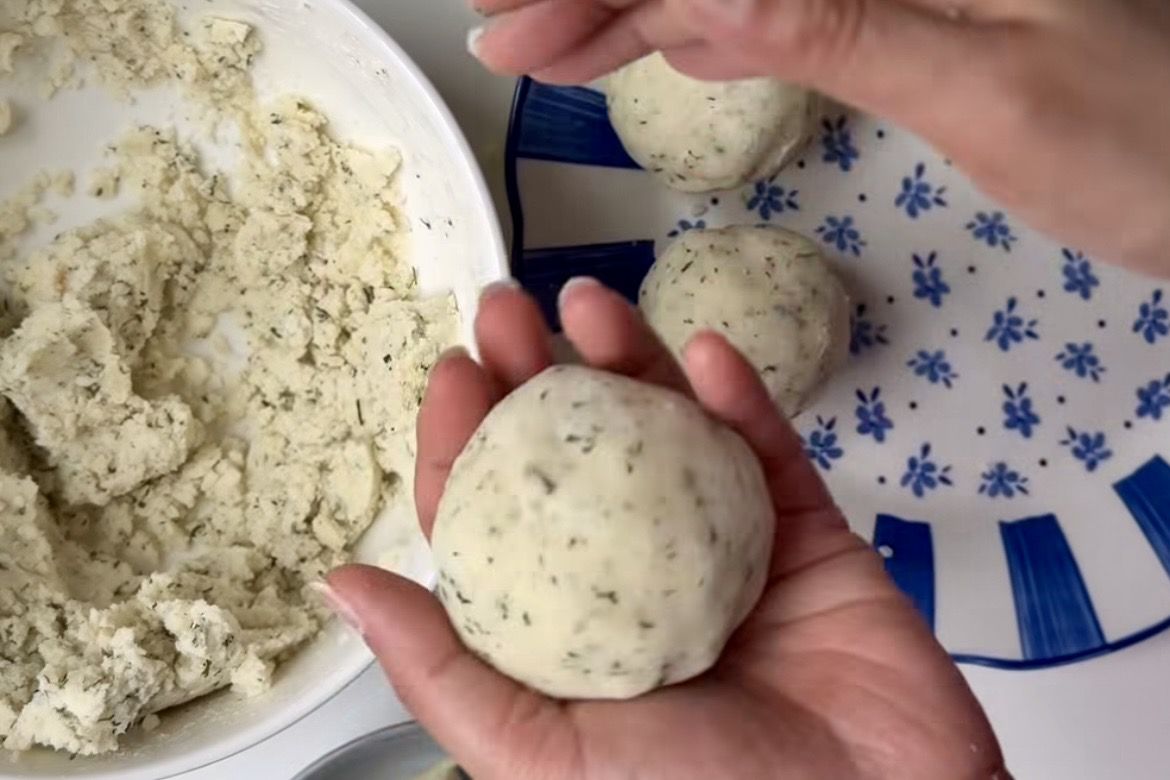 Ide Camilan Kekinian! Resep Bola Kentang Garlic Keju Parmesan Anti Gagal
