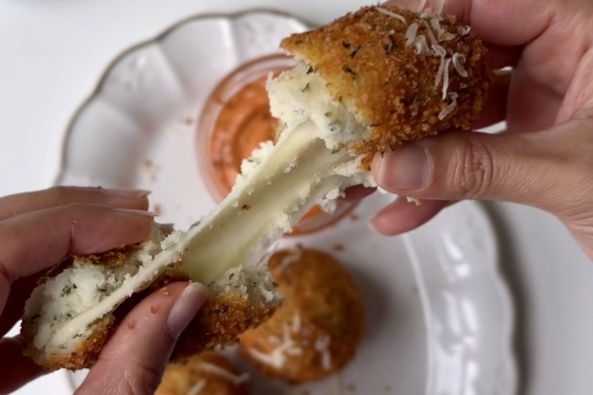 Ide Camilan Kekinian! Resep Bola Kentang Garlic Keju Parmesan Anti Gagal