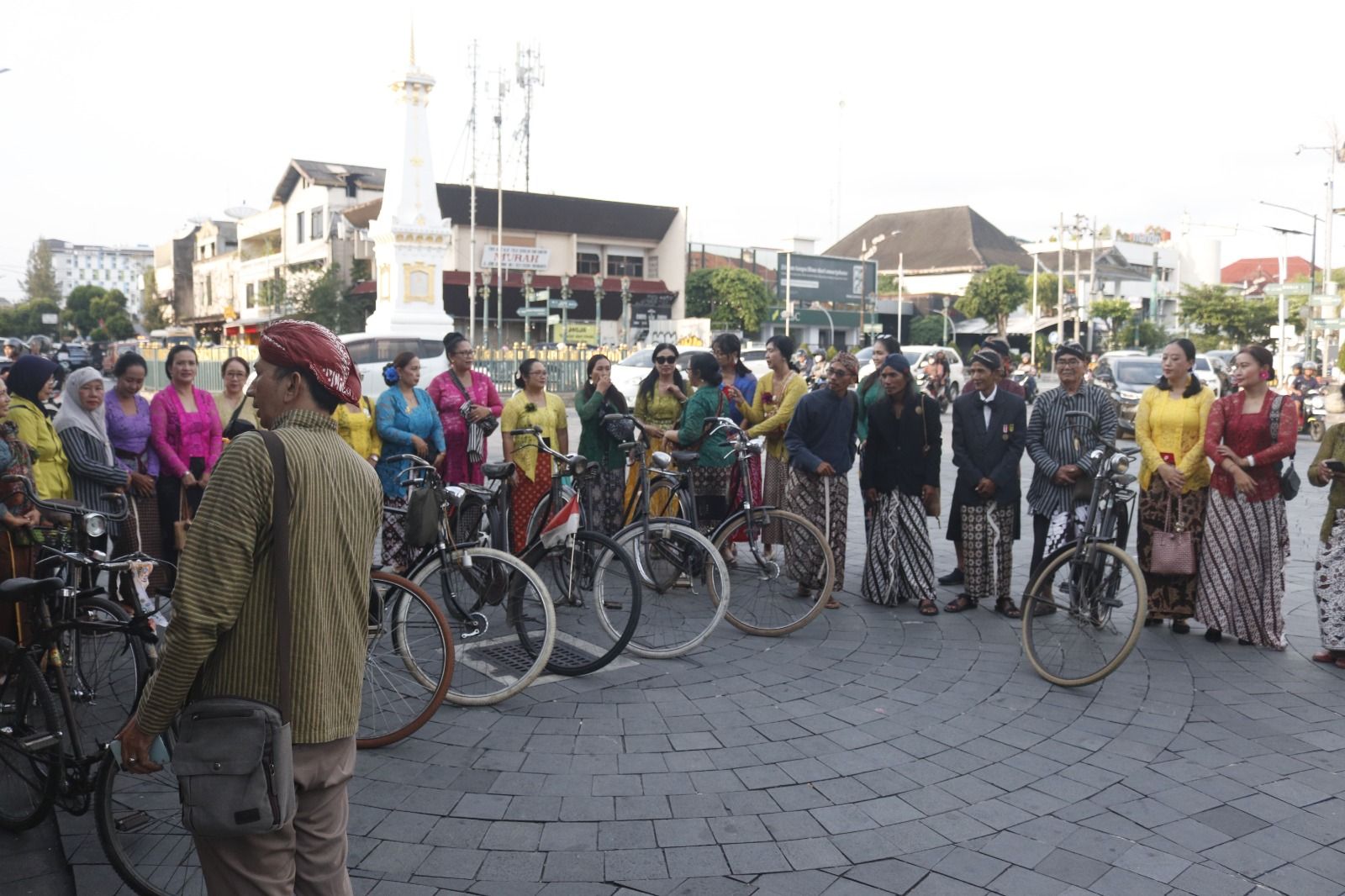 Hari Kartini 2026 : Komunitas Onthel Bersama Perempuan Berkebaya Napak Tilas di Sumbu Filosofis Jogja Kampanyekan Jaga Martabat Kartini Modern