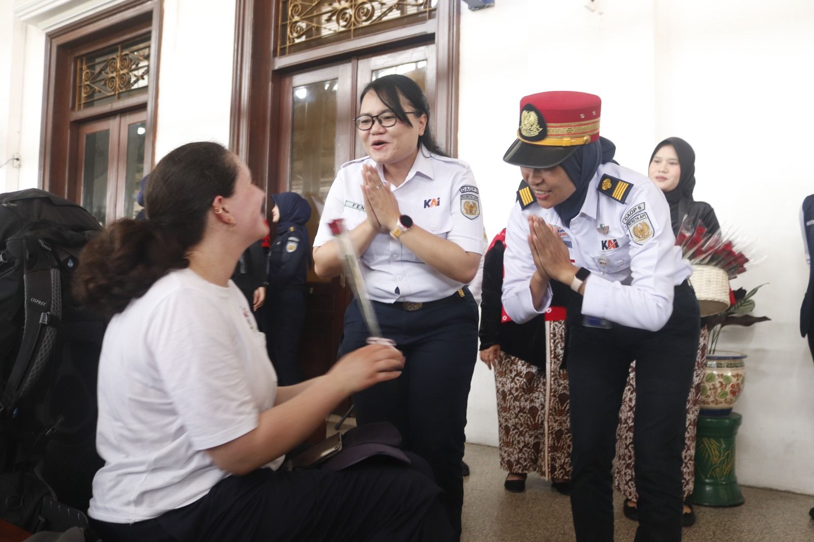 Hari Kartini 2026 : Hari Ini Srikandi KAI Jogja Kuasai Stasiun Hingga Bagikan Mawar ke Penumpang Wanita, Ada Turis Asal Jerman Dapat Mawar