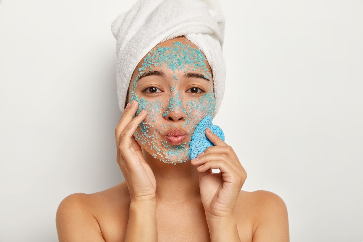 Perbedaan Exfoliating dan Peeling, Mana yang Lebih Aman Buat Kulitmu?
