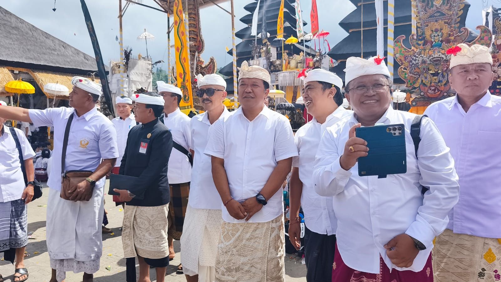 Dipimpin Bupati Sedana Arta, Bhakti Penganyar Bangli Berlangsung Khidmat di Besakih