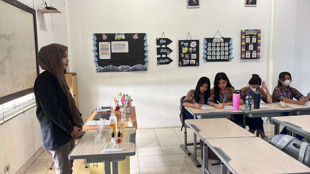 Mahasiswa Itera Latih Siswa SMP di Metro Bikin Parfum & Lilin Aromaterapi, Kenalkan Sains Kosmetik