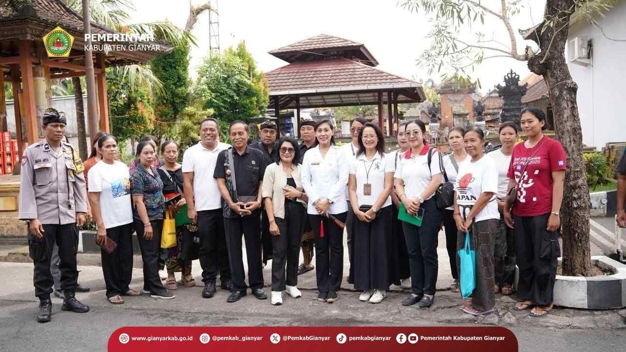 Tinjau Kesiapan Lomba Lingkungan, Ketua TP Posyandu Gianyar Dorong Inovasi Sekolah dan Desa