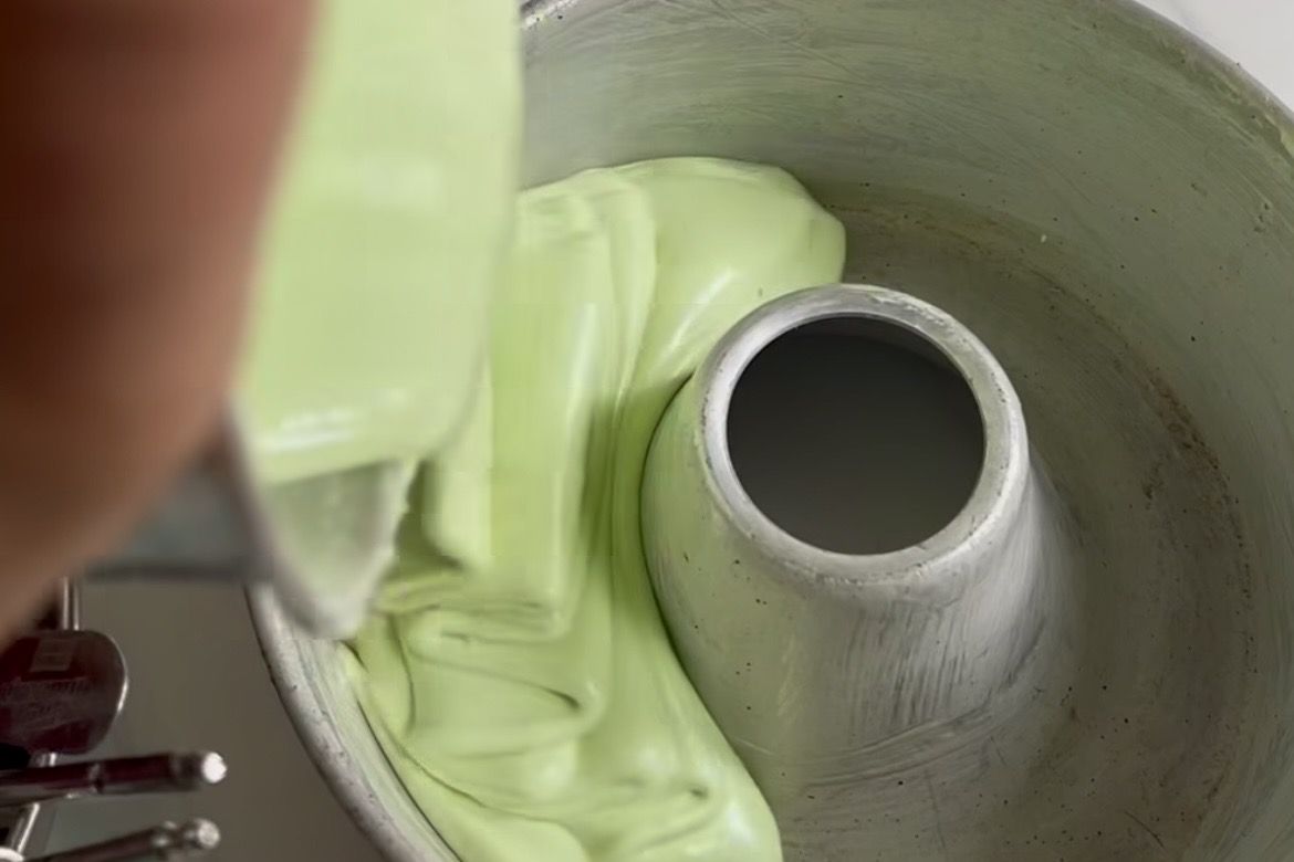 Cuma 2 Telur! Resep Bolu Pandan Keju Kukus Ini Bikin Nagih