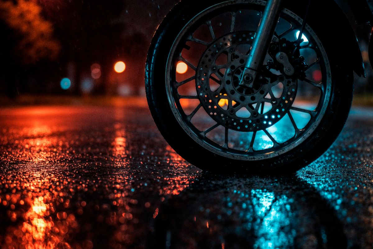 Tips dan Cara Aman Naik Motor di Jalan Licin agar Tidak Tergelincir!