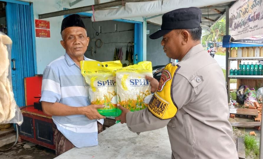 Polsek Tungkal Ilir Salurkan 400 Kg Beras Murah ke Warga Pesisir