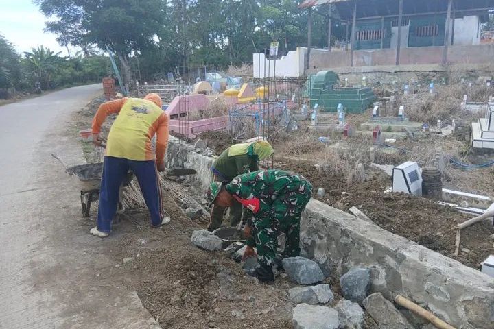 Babinsa dan Warga Lempa di Wajo Gotong Royong Bangun Pagar Kuburan, Pererat Kebersamaan